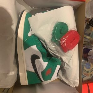 Authentic WMNS Lucky Green Air Jordan 1